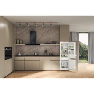 Whirlpool WHC18 T322 UK Built-In Fridge Freezer - Image 4