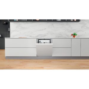 Whirlpool WIE 2B19 N UK Supreme Clean Integrated Dishwasher - Image 6