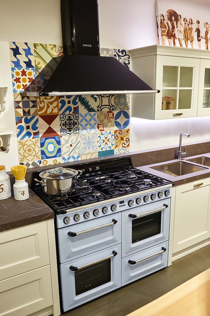 Smeg KT110BLE 110cm Victoria Chimney Hood, Black - Image 4